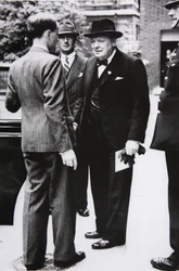 Churchill verlässt Downing Street zum Buckingham Palace, um König George VI. einen Brief des US-Präsidenten zu überbringen, 1941